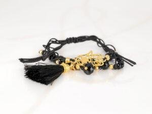 PULSERA CON DIJE ORO LAMINADO PIEDRA POMPON HILO