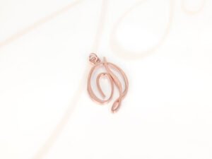 DIJE RECUBRIMIENTO DE ORO ROSA CURSIVA D LISO