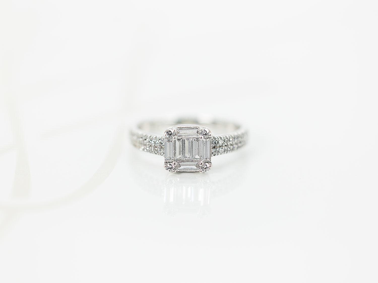 ANILLO PLATA RODIZADA BAGUETTE TOPACIO BLANCO
