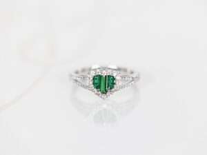 ANILLO PLATA RODIZADA ESMERALDA VERDE CORAZON BAGUETTE