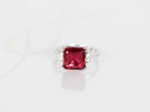 ANILLO PLATA RODIZADA RUBI ROJO CORAZON LATERAL