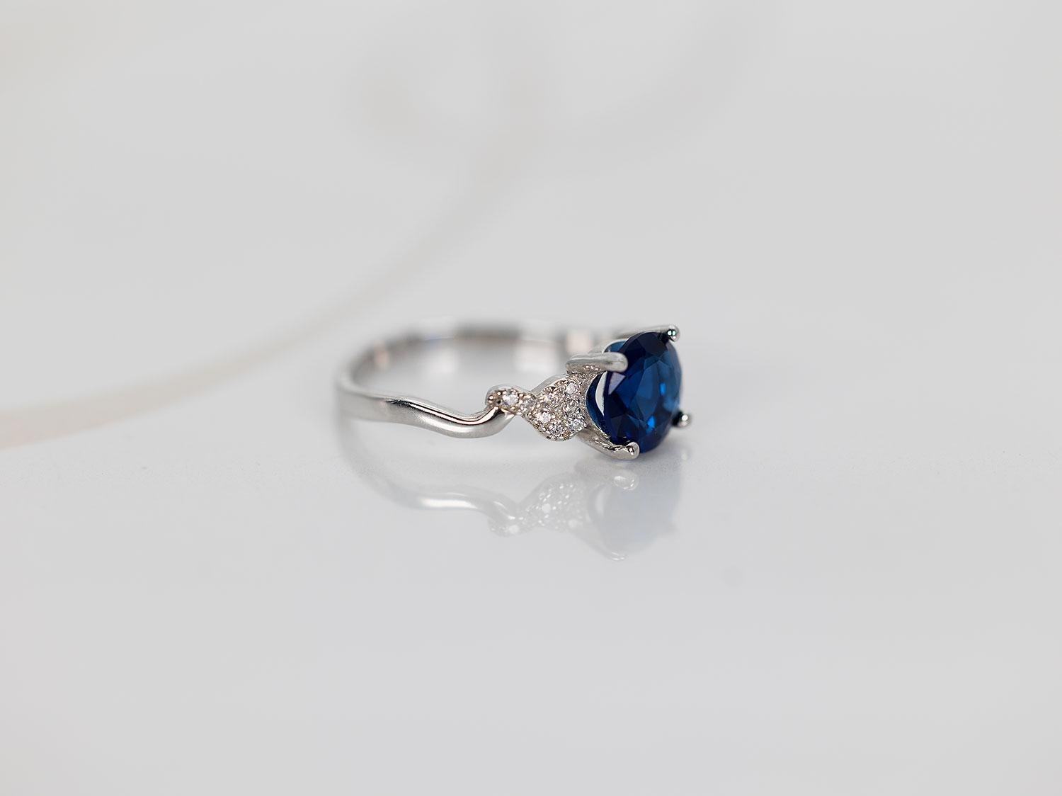 ANILLO PLATA RODIZADA ZAFIRO CARACOLES LATERALES