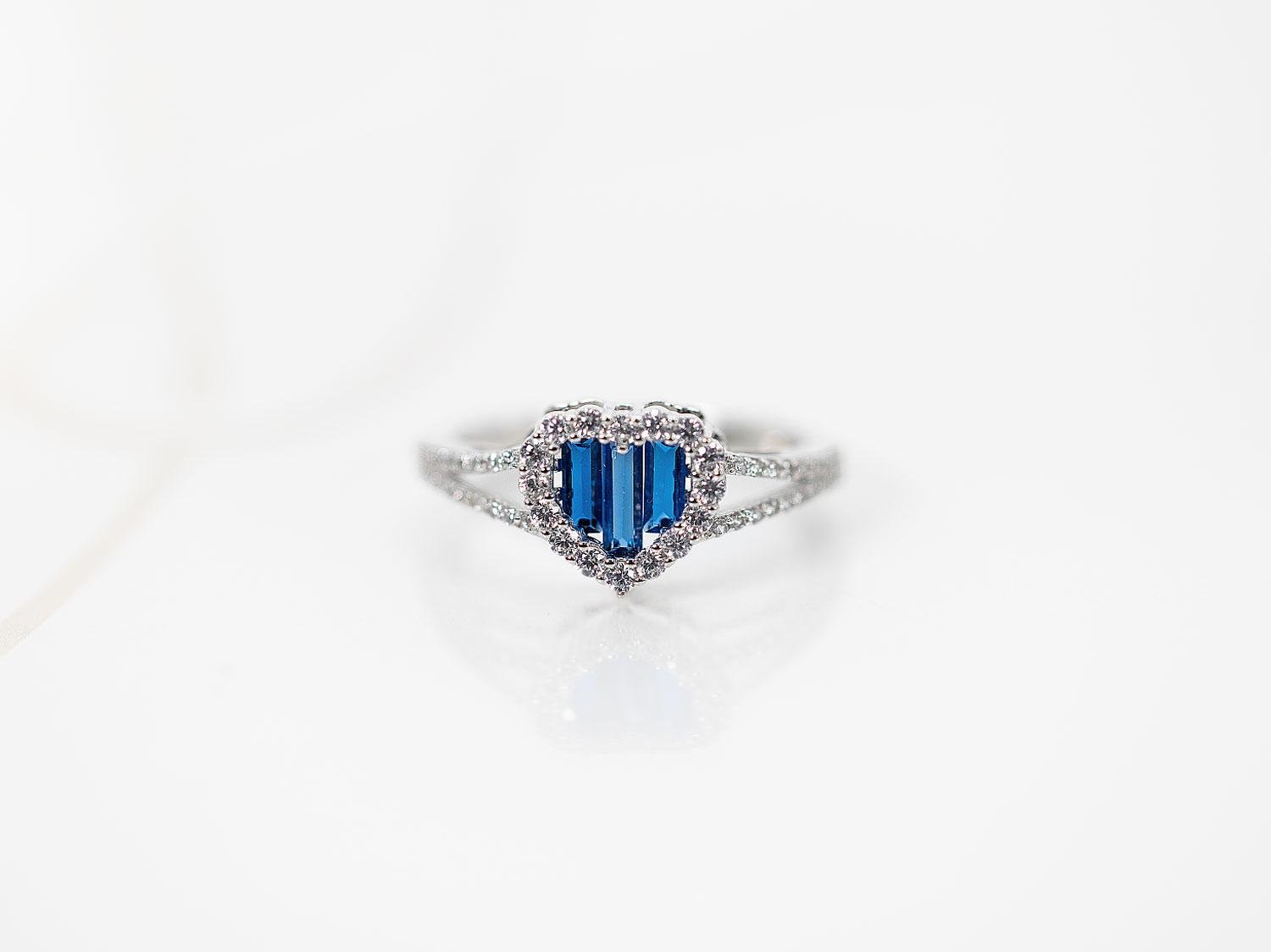 ANILLO PLATA RODIZADA ZAFIRO CORAZON TOPACIO BLANCO