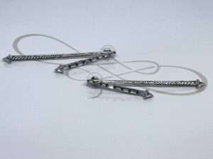 ARETES PLATA RODIZADA DOBLE FLECHA TOPACIO BLANCO