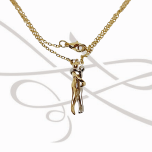 COLLAR CON DIJE ORO LAMINADO FIGURA PAREJA ABRAZANDOSE