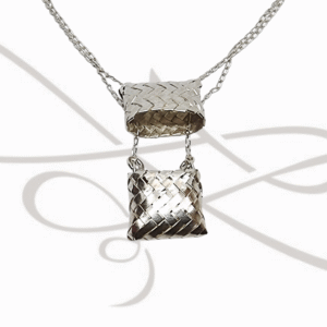 COLLAR CON DIJE PLATA FIGURA BOLSA TEJIDA